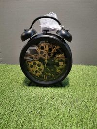 Zegar z ruchomym mechanizmem w kształcie budzika 26 cm stolowy