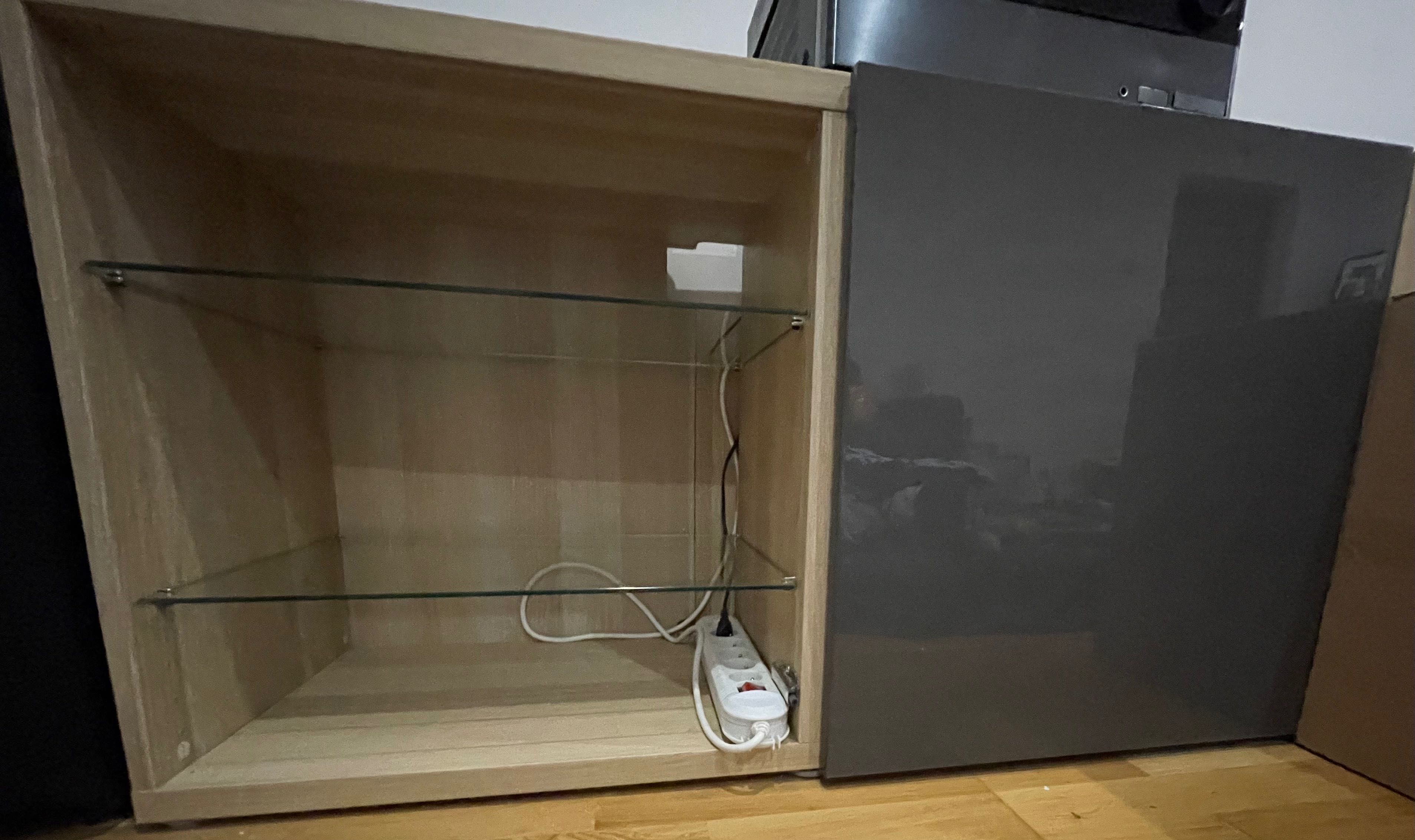 Ikea komoda Besta pod TV ze szklanymi półkami