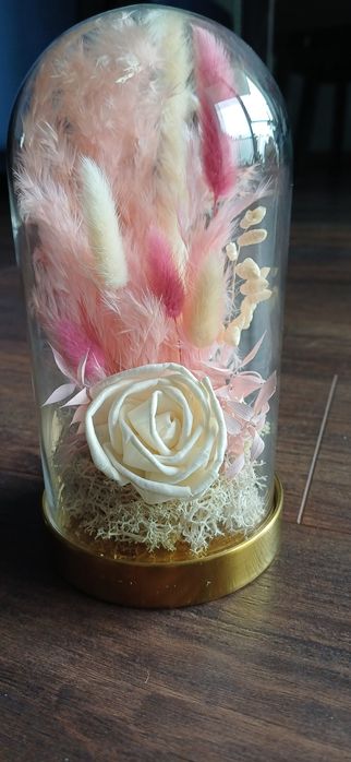 Kopuła szklana z kwiatami suszonymi prezent