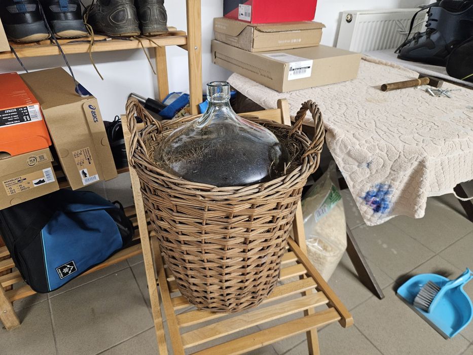 Baniak na wino w koszu wiklinowym