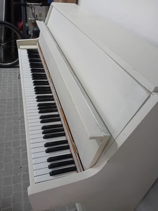 Piano branco robusto.