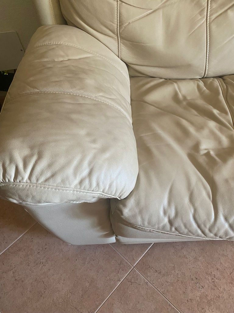 Sofá de três lugares