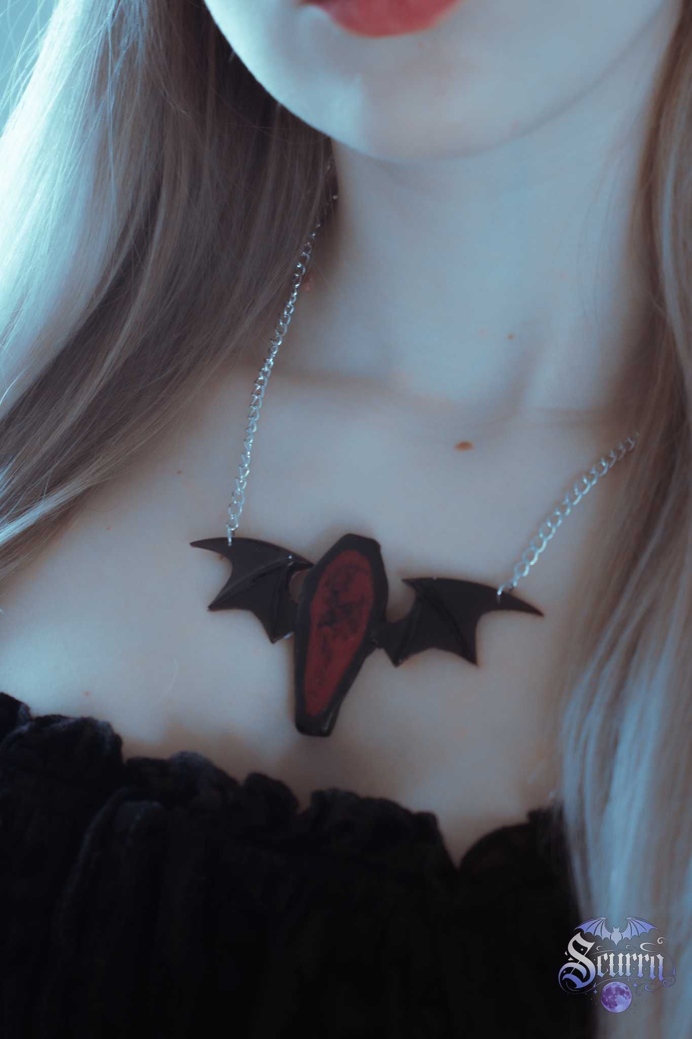 Gotycki Naszyjnik z Trumną i Skrzydłami Nietoperza Goth Witchy