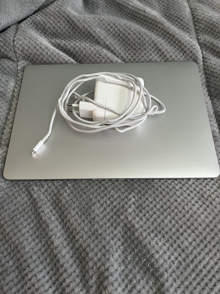 Macbook Pro 13” 2019 Touchbar (i5/16GB RAM/512GB SSD)