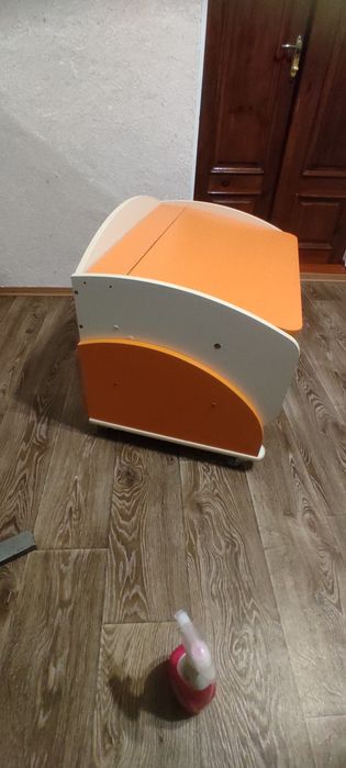 Стіл та стільчик