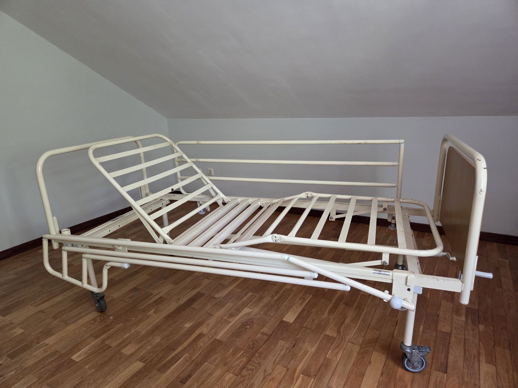 Cama hospitalar articulada INVACARE