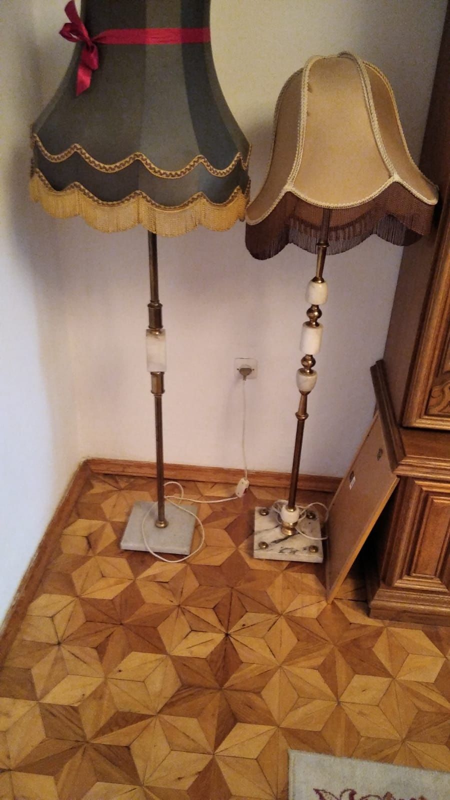 Trzy lampy z abażurem