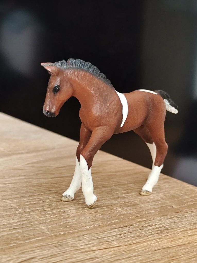 Konie Schleich Fryzyjski i źrebak rasy Trakeńskiej