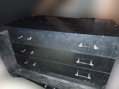 Elegancka komoda z szufladami czarna z zestawu mebli