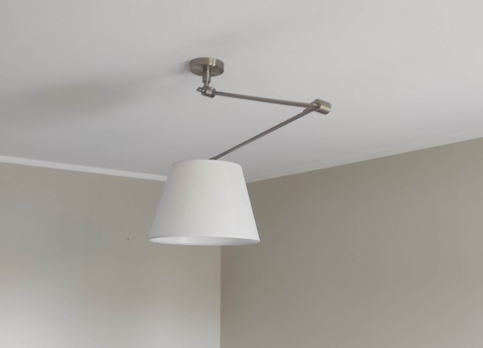 Lampa na wysięgniku, regulowana nad stół