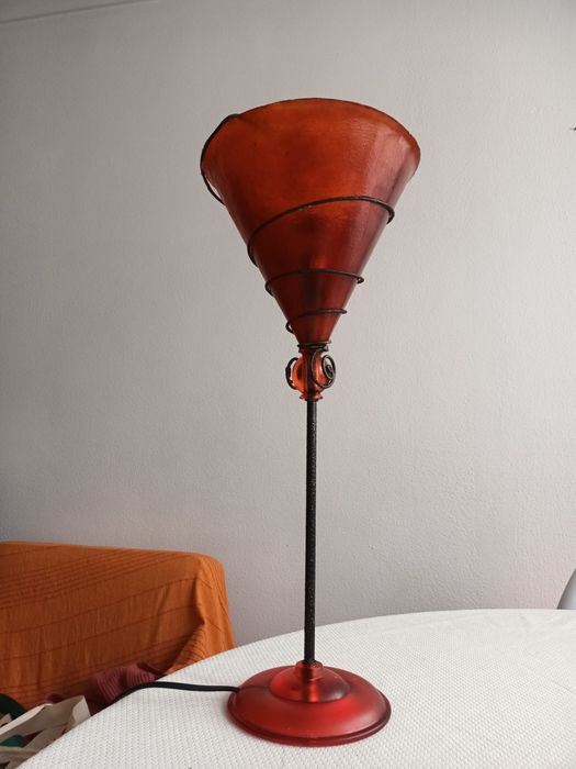 Candeeiro vermelho (gato preto)