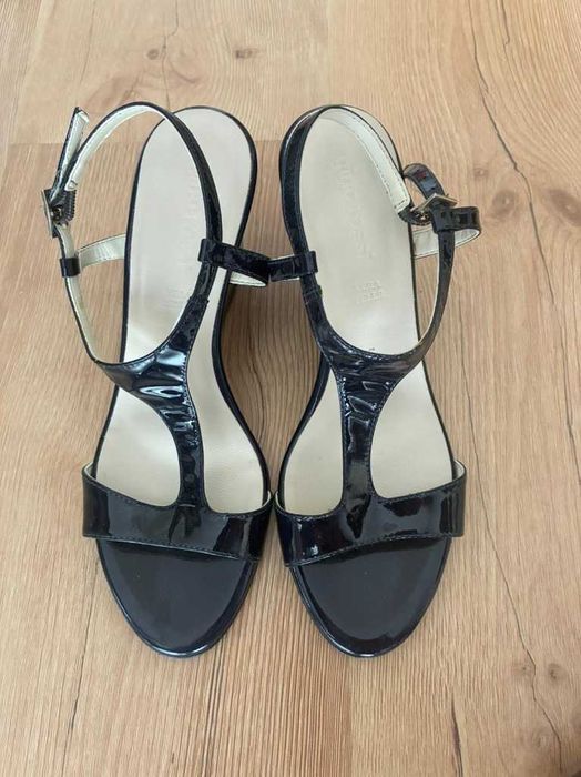 Sandały na koturnie