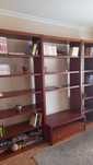 Estante de sala para televisão e livros