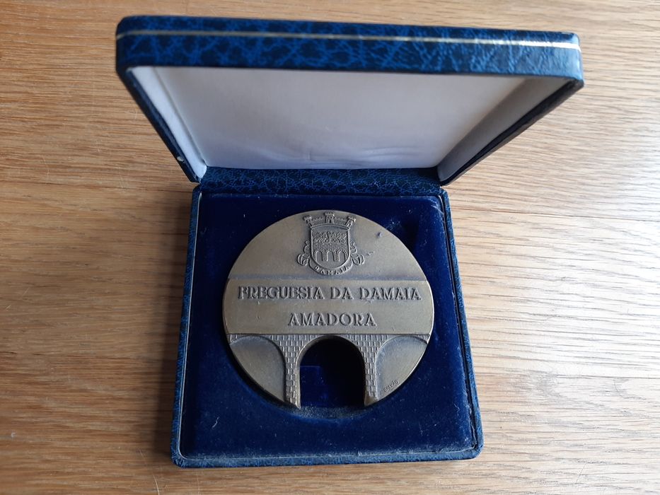 Medalhão XX aniversário da extinta Junta de freguesia da Damaia