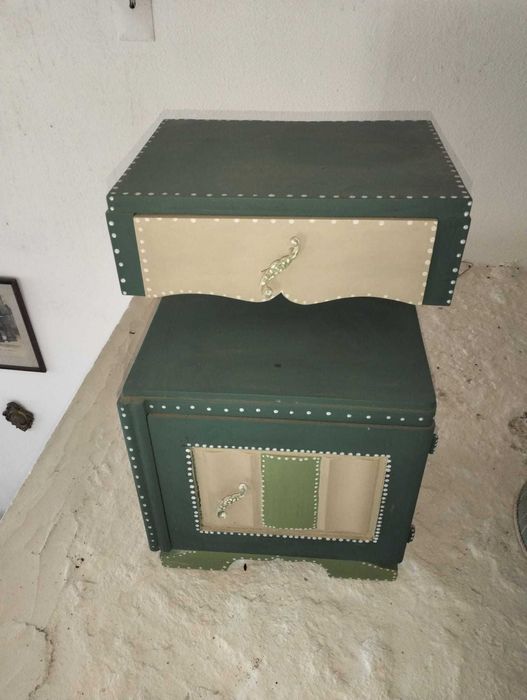 Mesa de cabeceira Vintage pintada à mao em verde oliva e beje,