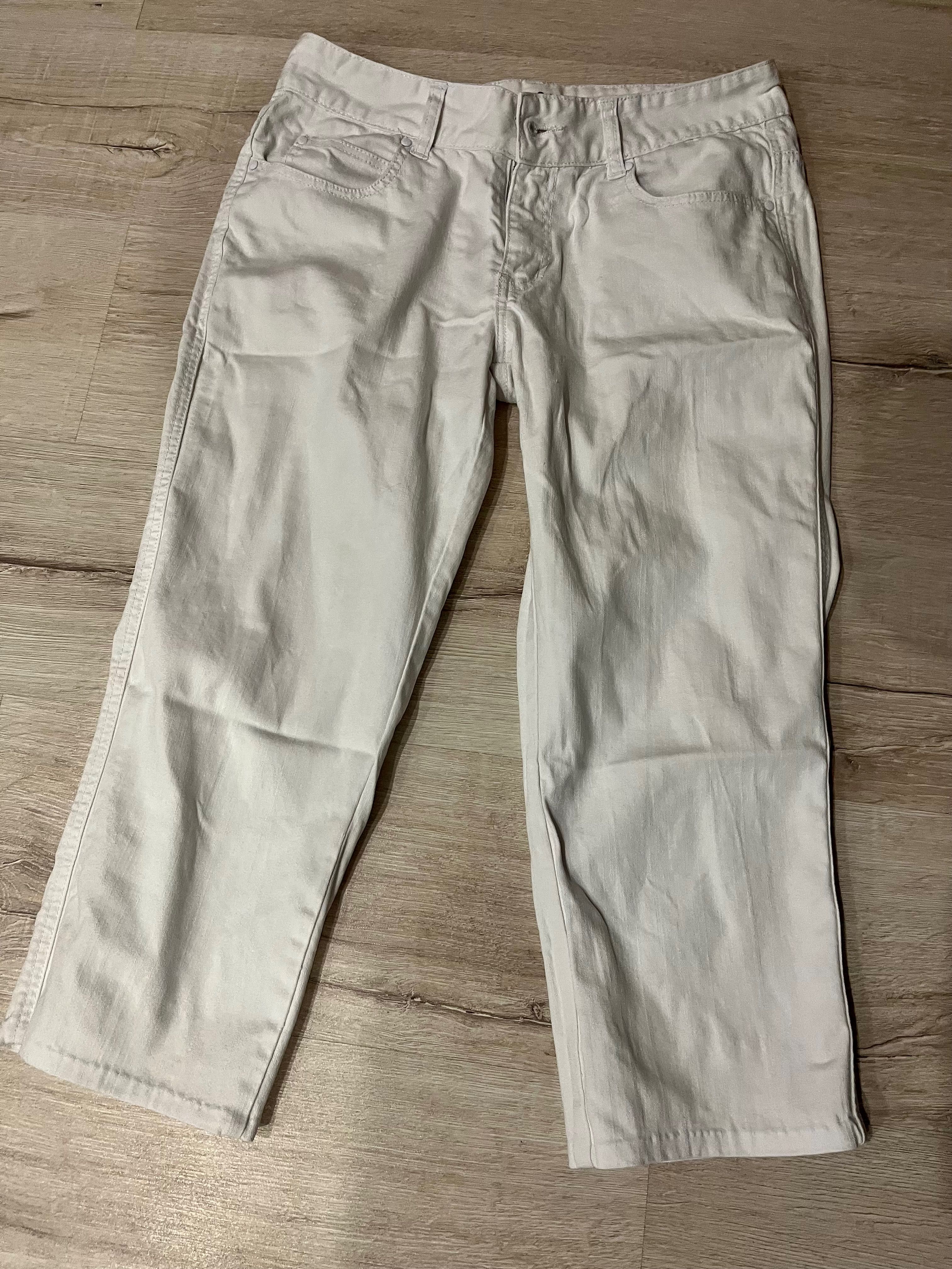 Білі джинсові бріджі на літо