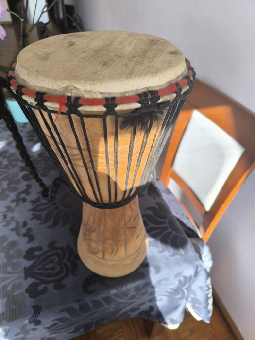 Djambe como novo. Diâmetro 22 cm e altura 48 cm