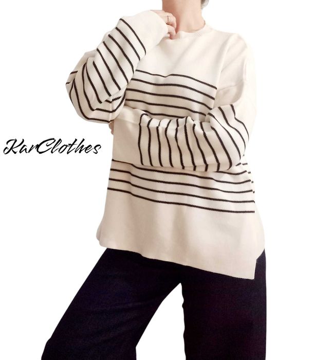 sweter damski w paski z rozcięciami po bokach