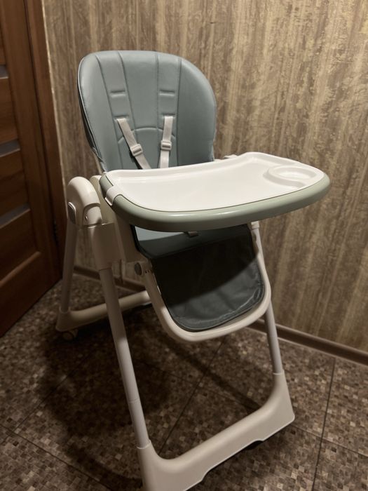 Дитячій стілець для годування