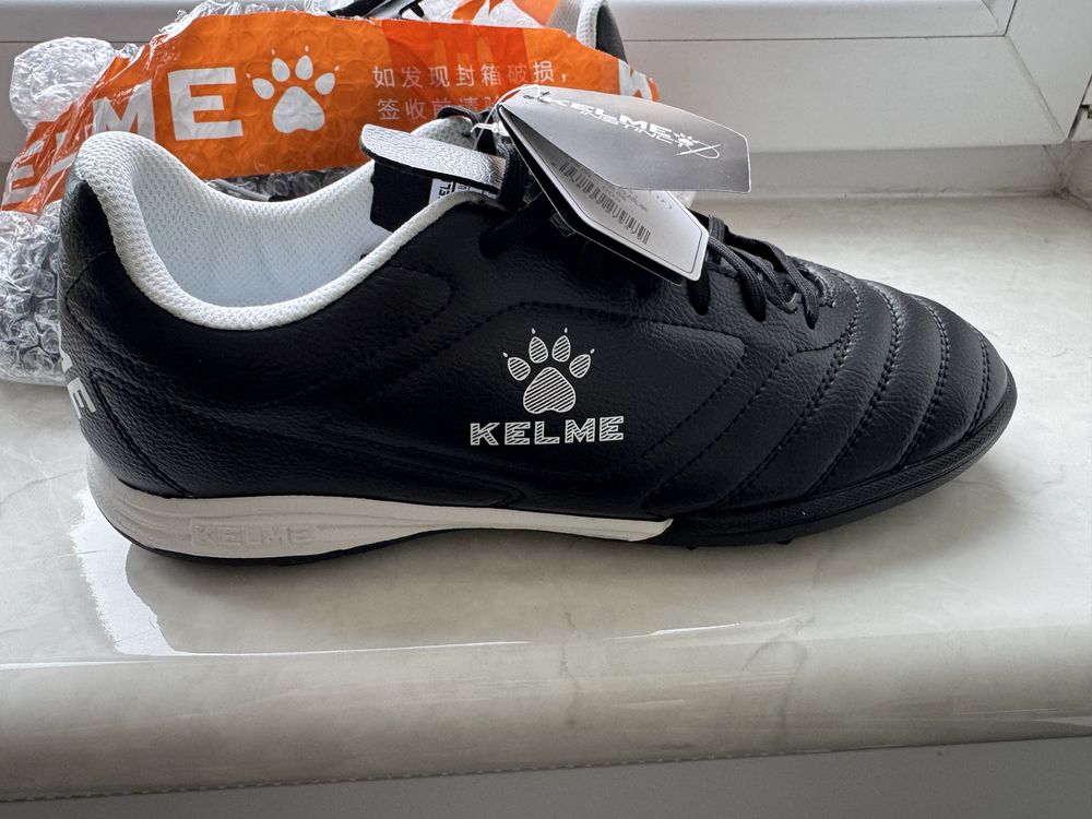 KELME 41р. Кросівки Сороконіжки Нові