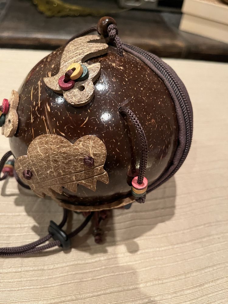 Mala africana feita de casca de coco