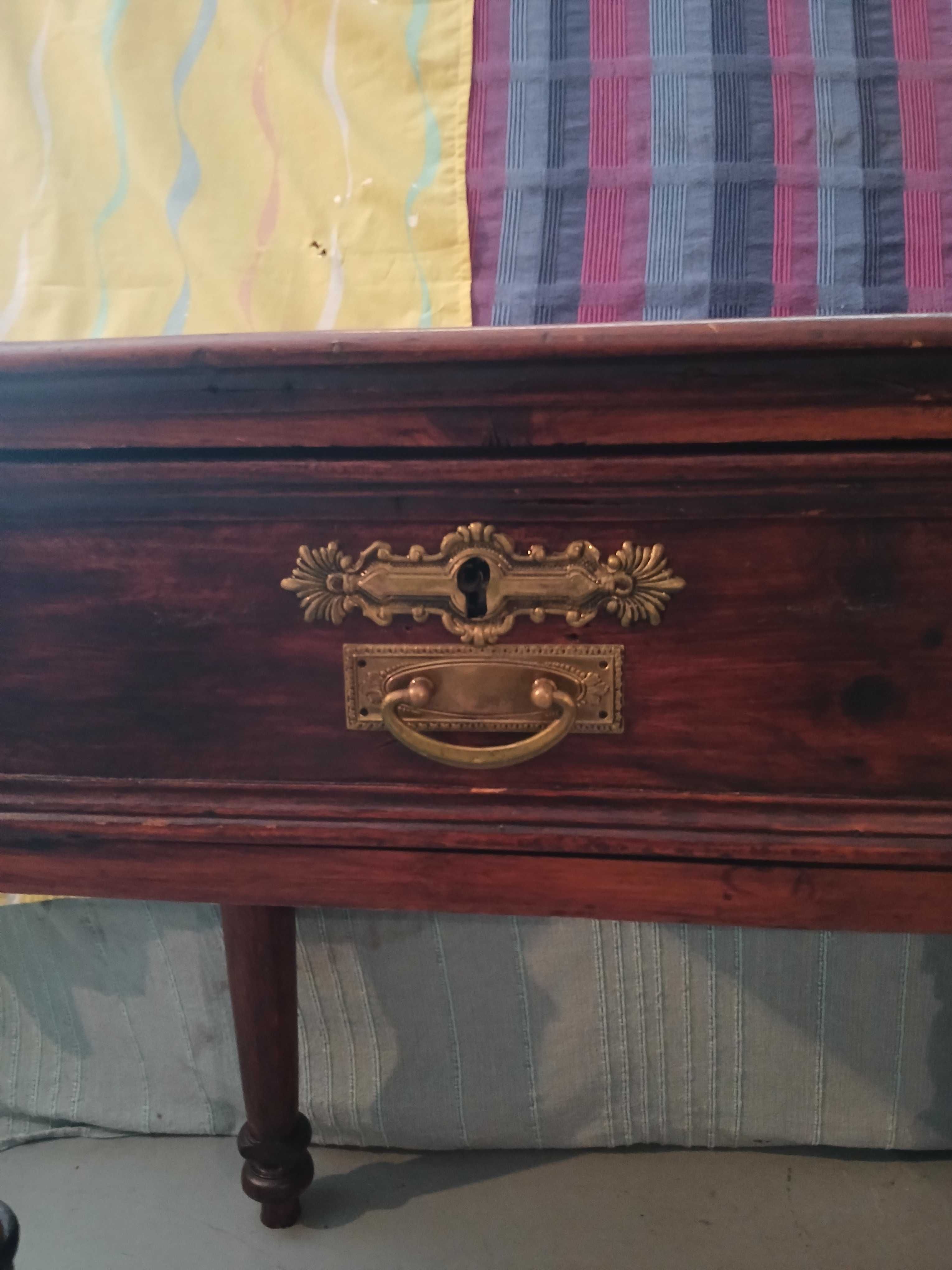 Secretaria antiga em madeira.