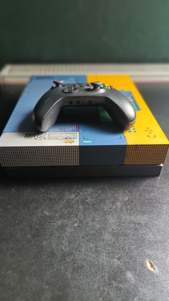 Xbox One X 1TB Cyberpunk Edition + pad