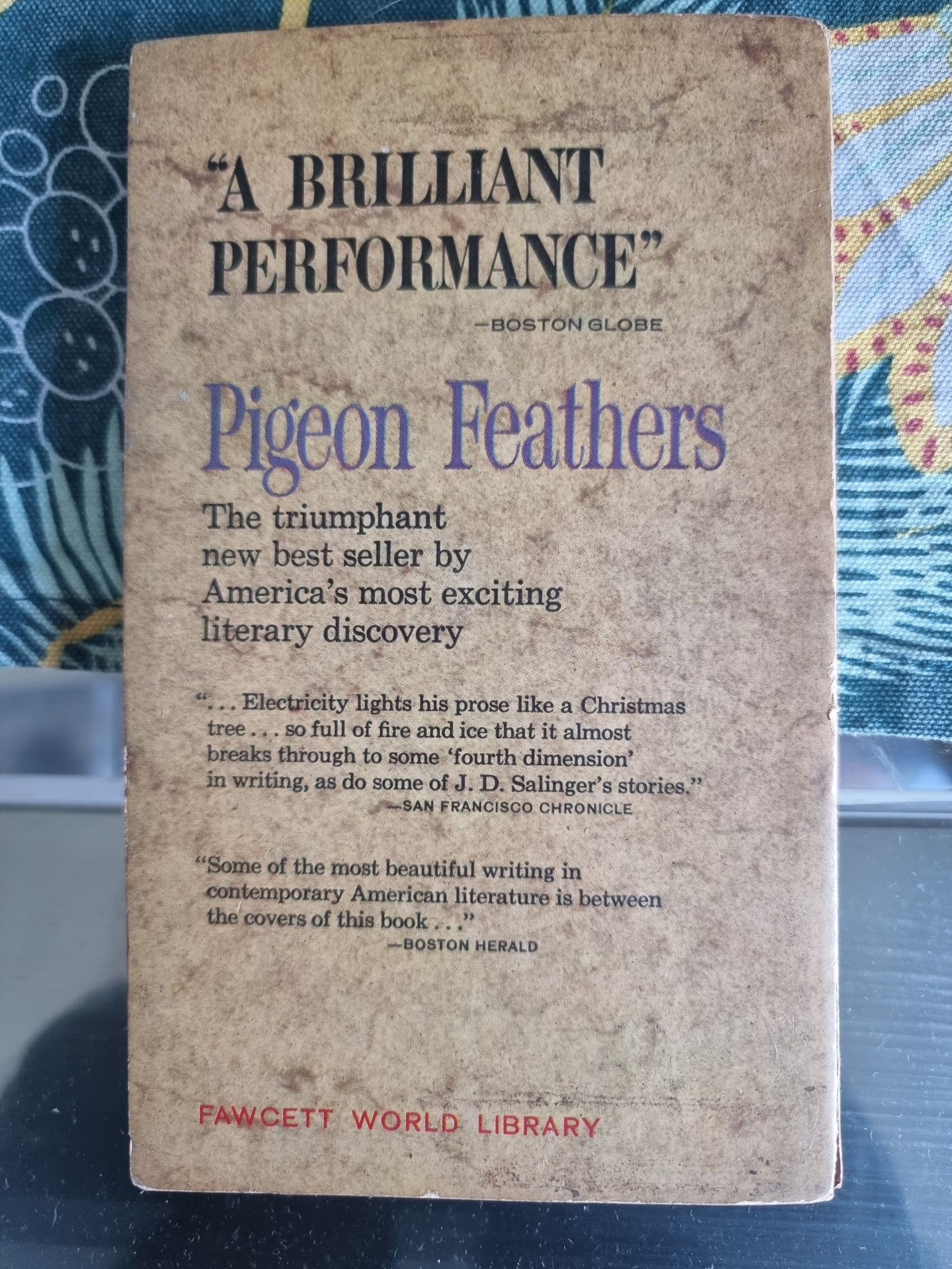 Livro "Pigeon Feathers"