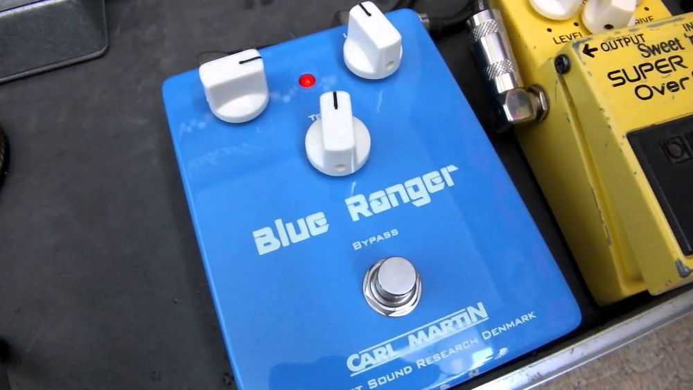 Vários pedais de efeitos para guitarra