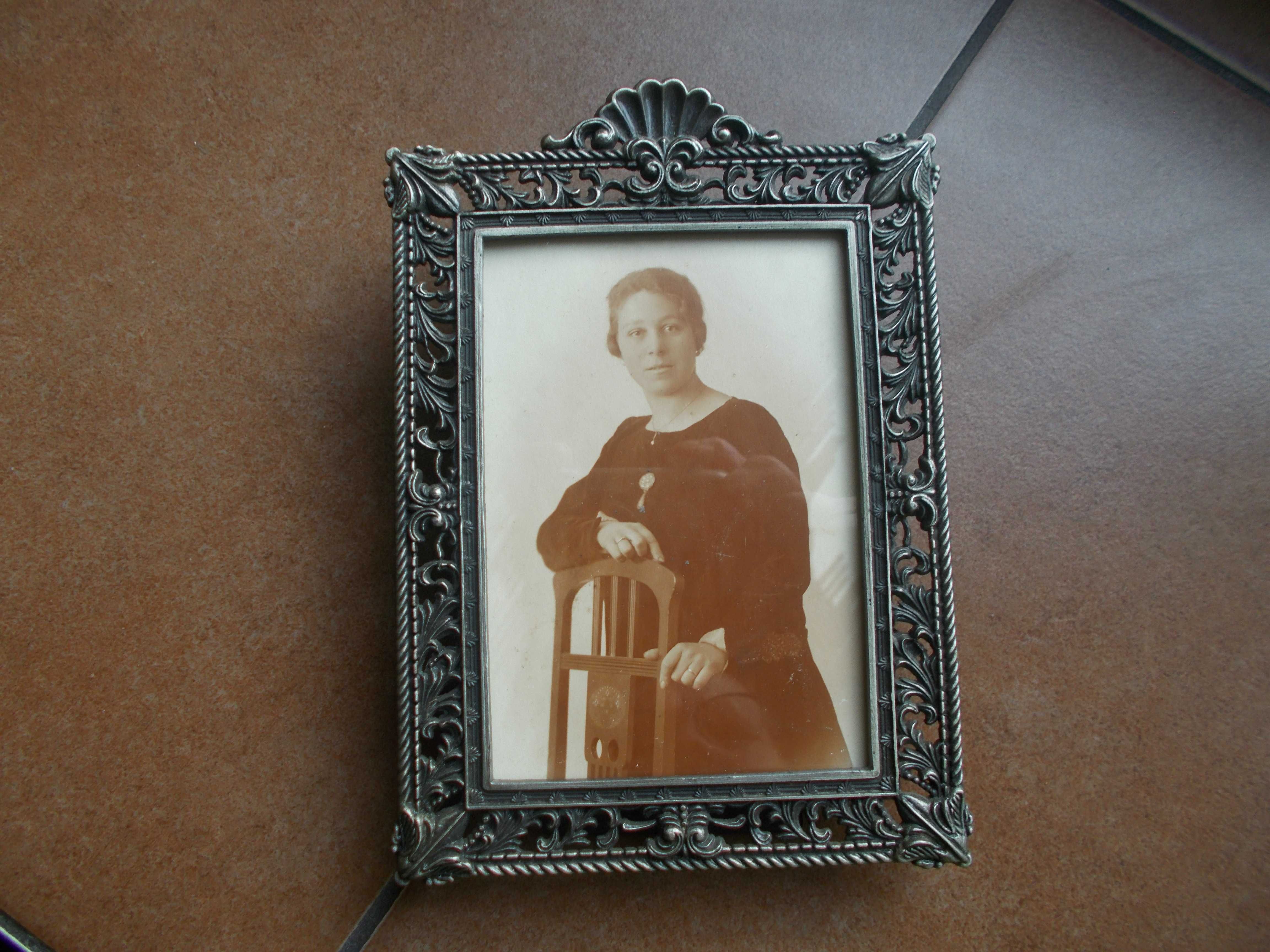 Starocie, zabytkowa fotografia w metalowej, koronkowej ramce za szkłem