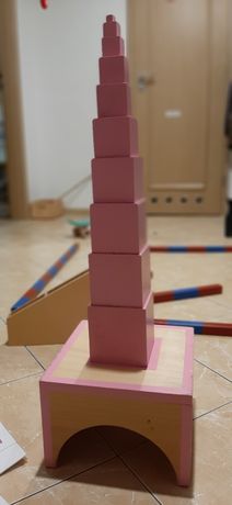 Różowa wieża z podestem Montessori