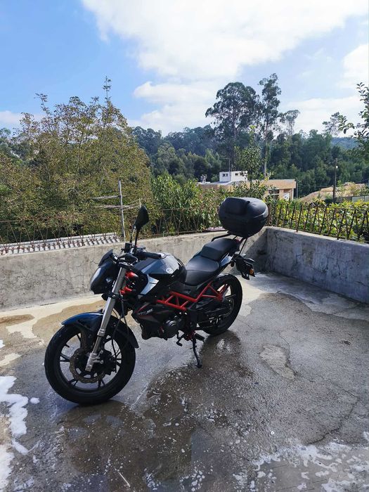 Benelli bn125 com top case