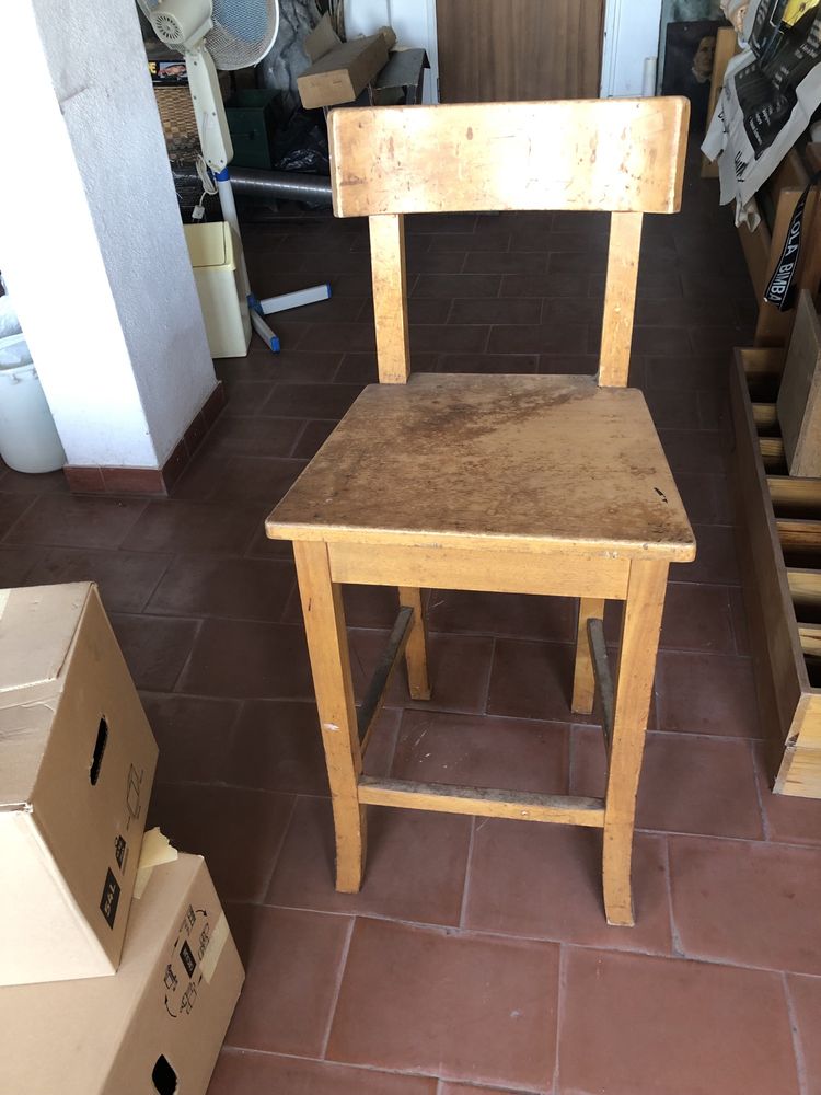 Mesa estilo rústico forte basta passar um pano fica nova