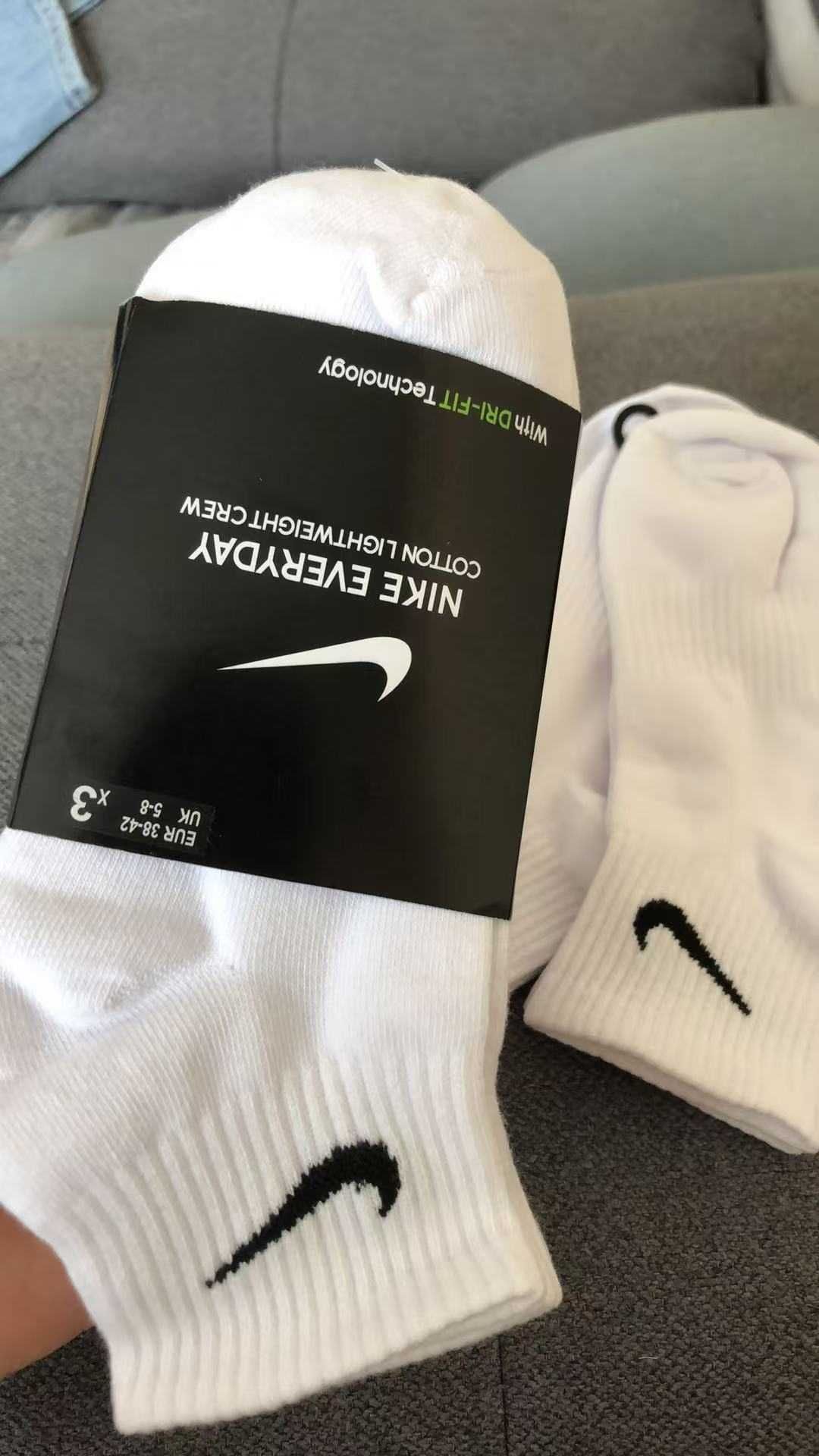9 par skarpet Nike z czystego bawełny. Białe, krótkie, Rozmiar M/L