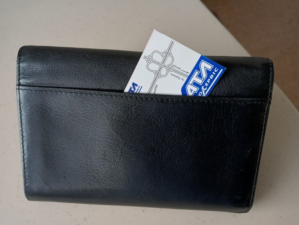 Шкіряний фірмовий жіночий гаманець.