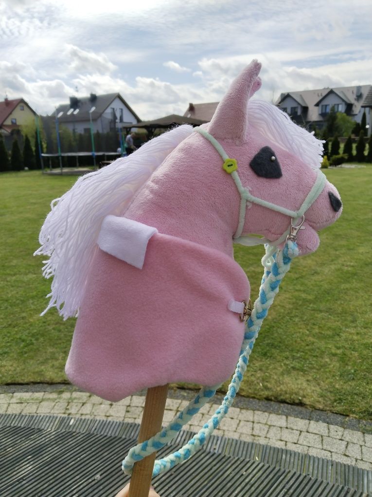 różowy hobby horse