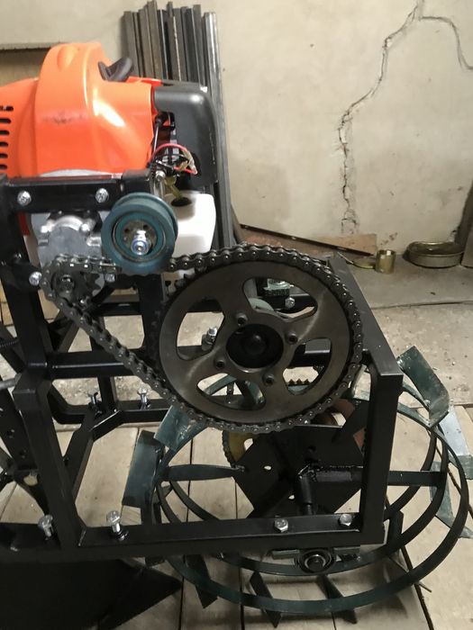 Продам мотопідгортач, мотоокучник.  Ціна без двигуна і окучника (рала)