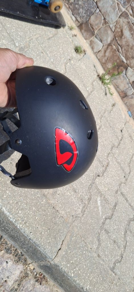 Skate com capacete
