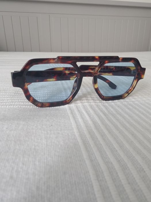 Óculos com lentes azuis claras