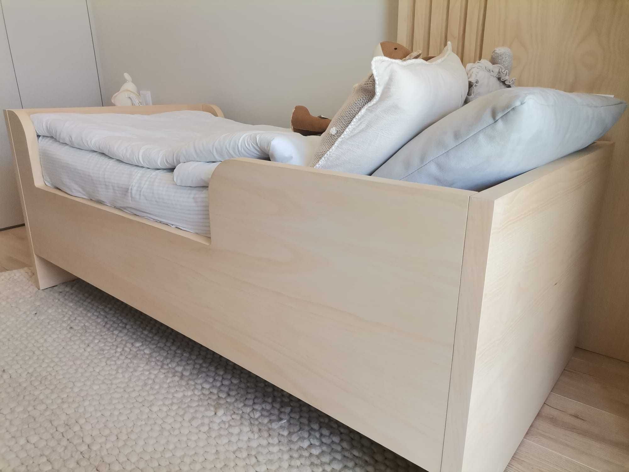 Cama criança em madeira clara