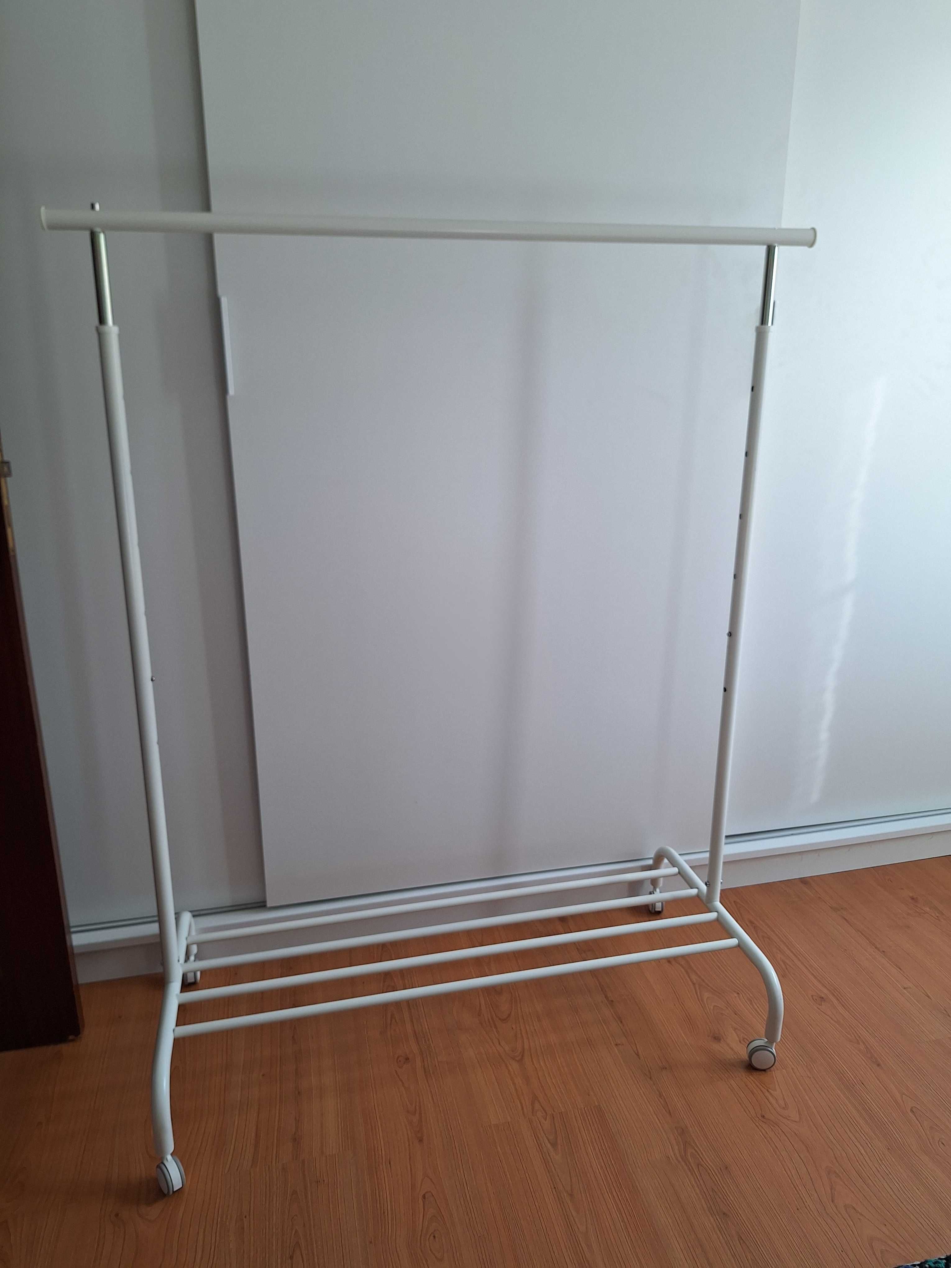 Charriot suporte cabides com arrumação para sapatos/malas