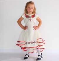 Шикарна дитяча вишита сукня на кремовому габардині.