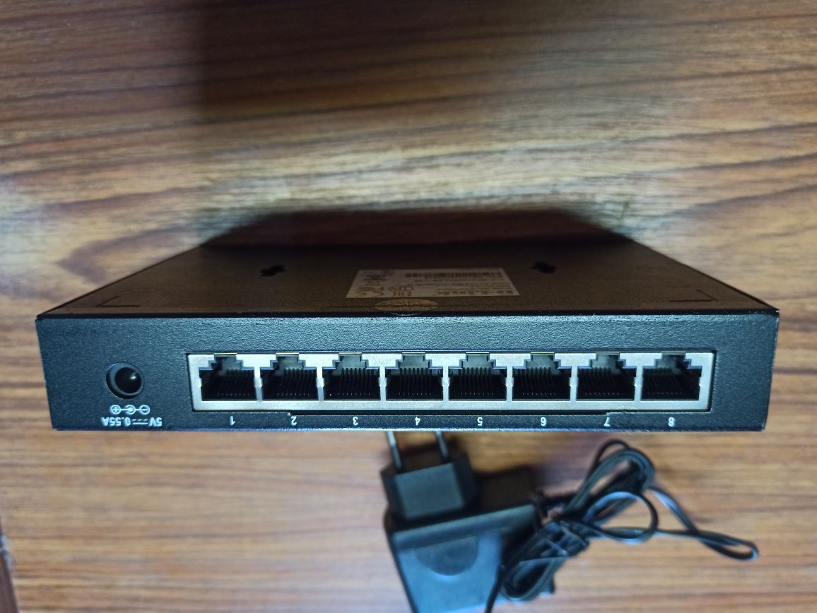 Комутатор D-Link DES-1008D 8xFE, Desktop металл, некерований.