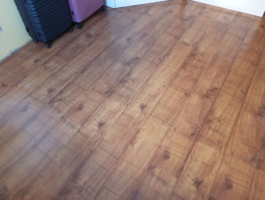 Panele podłogowe laminowane 27 m2 kolor złoty dąb + listwy podłogowe.