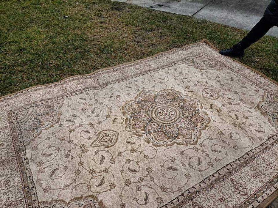 Dwa dywany o wymiarach 2m x 3m oraz 1,5mx2,30m