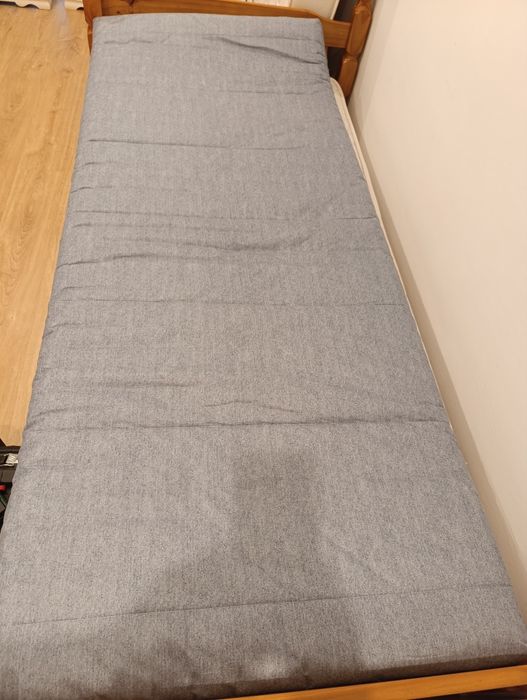 Vendo cama de solteiro composto com um colchão, um estrado e 4 pés