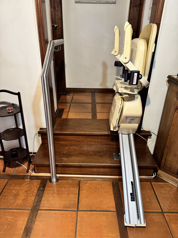 Vende-se Cadeira elevatoria de 2 degraus com comando