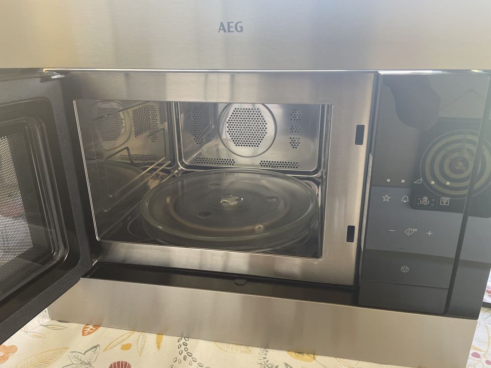 Microondas de encastre Eletrolux AEG MSB2548C-M