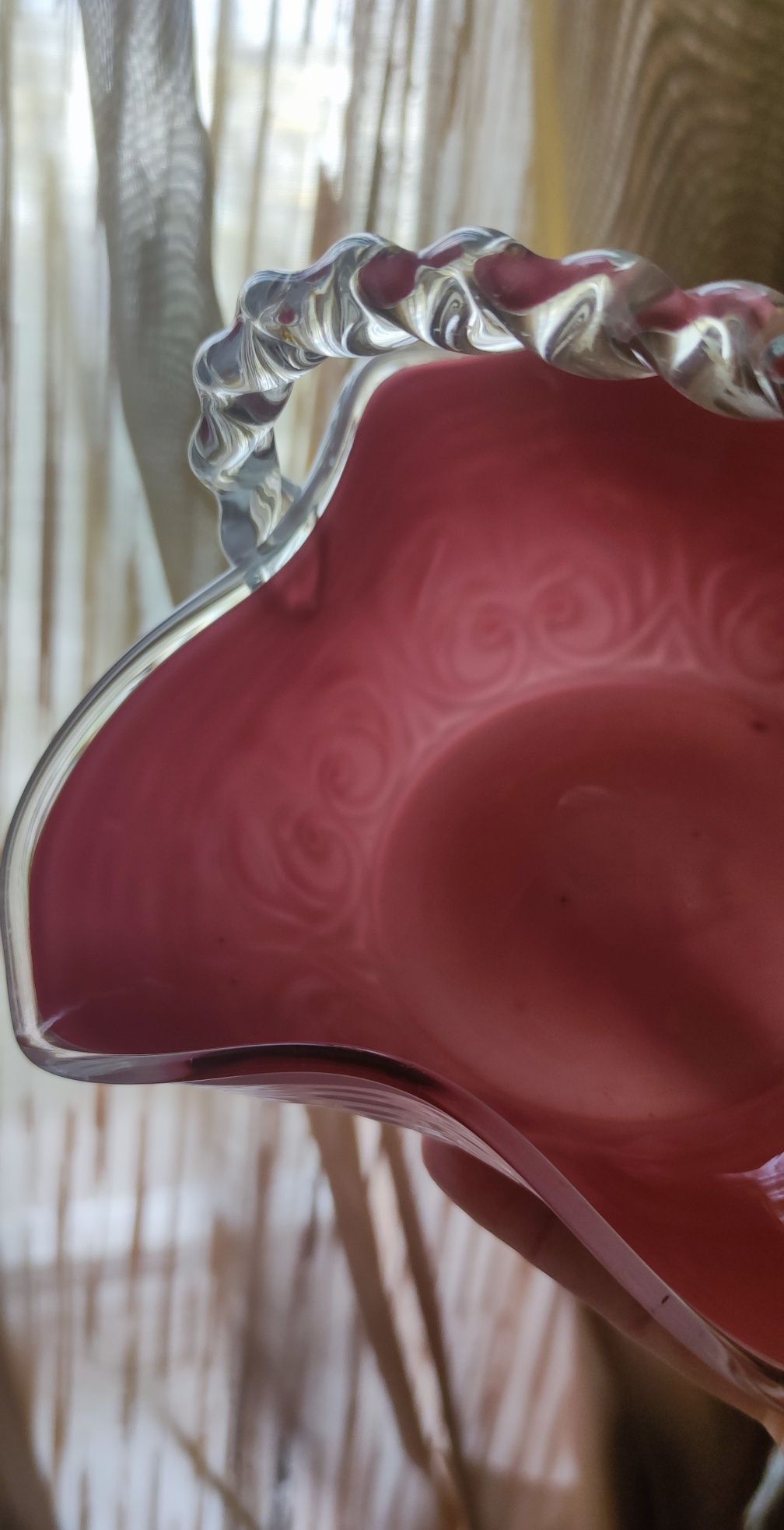 Корзинка вазочка конфетница блюдо цветное молочное старинное стекло