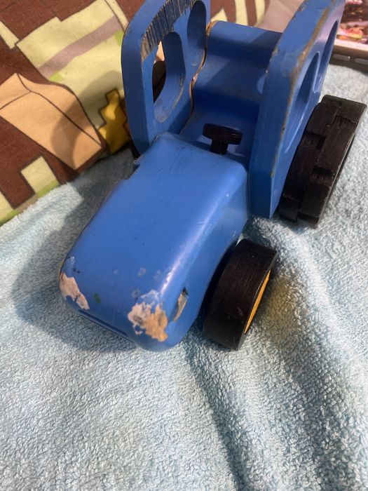 Синій трактор з відомого мультика, деревяна іграшка